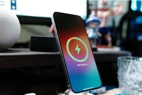 谢通门苹果15换屏服务分享用什么充电器给iPhone15充电更好 